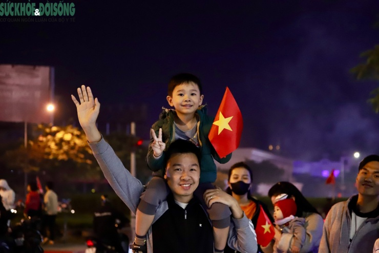 Nhìn lại những hình ảnh đẹp trong đêm người dân Hà Nội mừng tuyển U22 Việt Nam vô địch SEA Games - 8