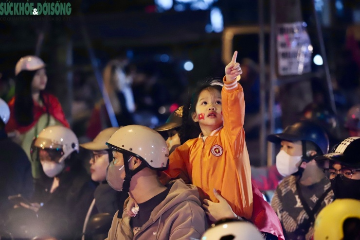 Nhìn lại những hình ảnh đẹp trong đêm người dân Hà Nội mừng tuyển U22 Việt Nam vô địch SEA Games - 7