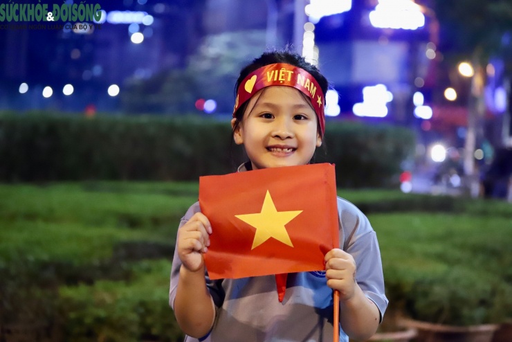 Nhìn lại những hình ảnh đẹp trong đêm người dân Hà Nội mừng tuyển U22 Việt Nam vô địch SEA Games - 10