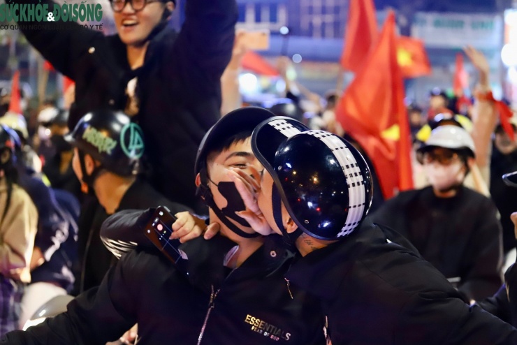 Nhìn lại những hình ảnh đẹp trong đêm người dân Hà Nội mừng tuyển U22 Việt Nam vô địch SEA Games - 13