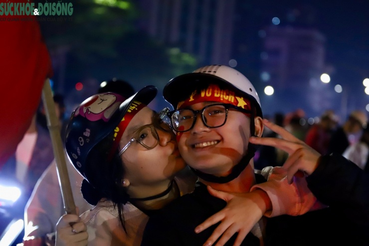 Nhìn lại những hình ảnh đẹp trong đêm người dân Hà Nội mừng tuyển U22 Việt Nam vô địch SEA Games - 12