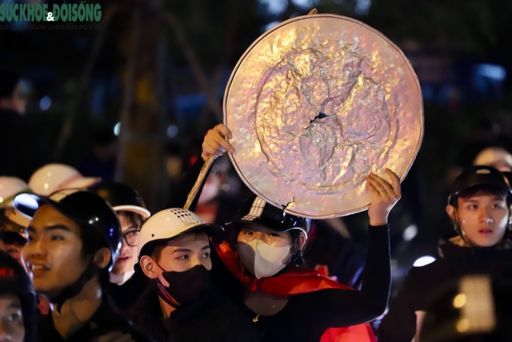 Nhìn lại những hình ảnh đẹp trong đêm người dân Hà Nội mừng tuyển U22 Việt Nam vô địch SEA Games - 19