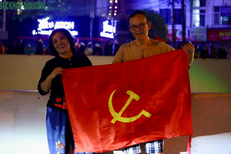 Nhiều người lớn tuổi có mặt trên các tuyến phố để theo dõi và chia sẻ niềm vui chiến thắng.