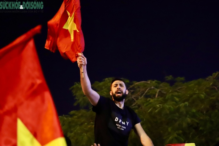 Nhìn lại những hình ảnh đẹp trong đêm người dân Hà Nội mừng tuyển U22 Việt Nam vô địch SEA Games - 26