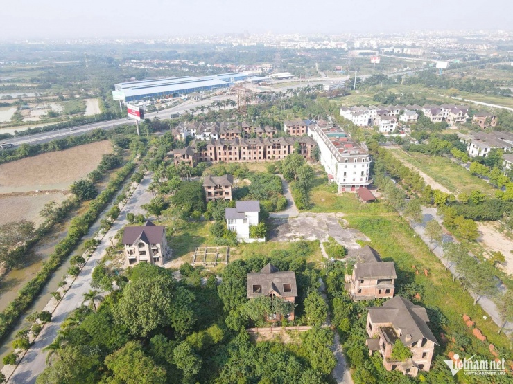 Hàng loạt biệt thự xây dựng xong phần thô nhưng không có người sinh sống.