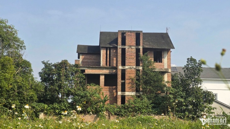 Khung cảnh nhếch nhác, tiêu điều như một “khu đô thị ma”.