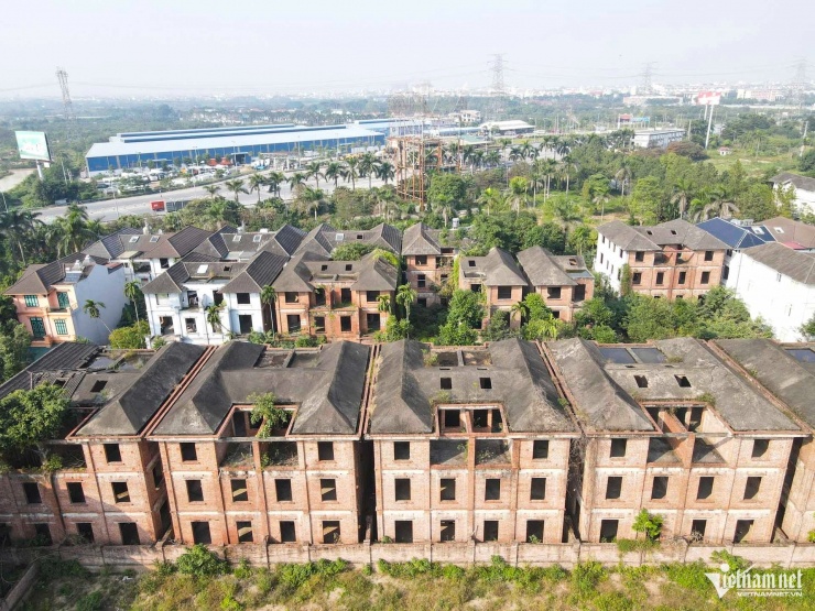 Giá đất tại khu đô thị vẫn được chào bán cao dù tiện ích thiếu đồng bộ.