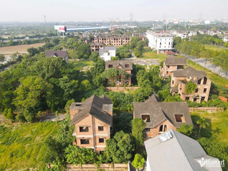 Đường nội khu vắng vẻ, không bóng người qua lại vào ban ngày.