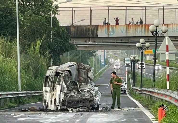 Công an làm việc tại hiện trường.