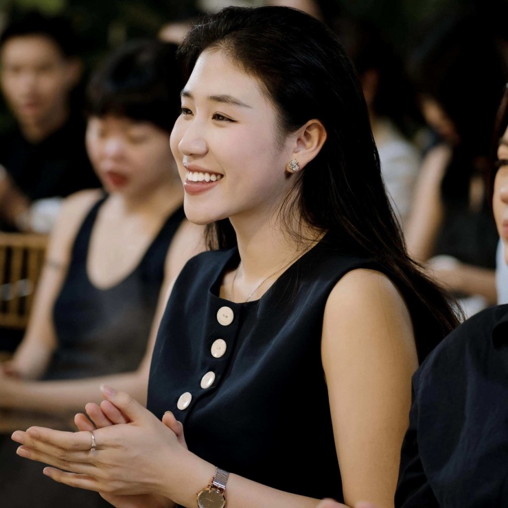 Cùng với đó, nữ sinh đã từng là một biên dịch viên tiếng Anh và cũng có thể giao tiếp tiếng Trung ở mức cơ bản.