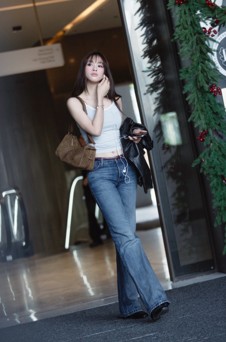 Từ các "chị đẹp" như Sam, Midu đến các hot girl TikTok như CiiN, Hoài Thu hay trai đẹp nổi tiếng như Trần Quốc Anh cũng đu trend "trạm tỷ". Tuy nhiên, Trần Tiểu Vy được coi là người đẹp đu trend thành công.