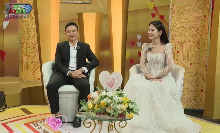 Cặp vợ chồng lệch tuổi đã có 13 năm gắn bó. Ảnh cắt từ clip&nbsp;