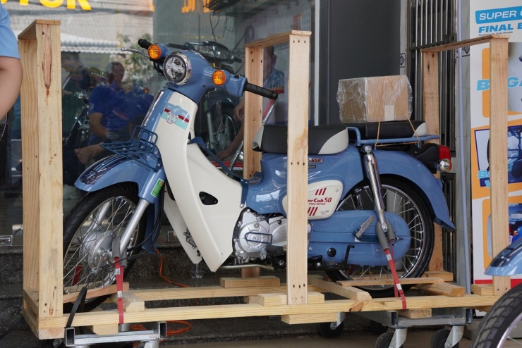 Bản độ ‘nhẹ’ Honda Super Cub 50 Final Edition giá trên 100 triệu đồng - 1