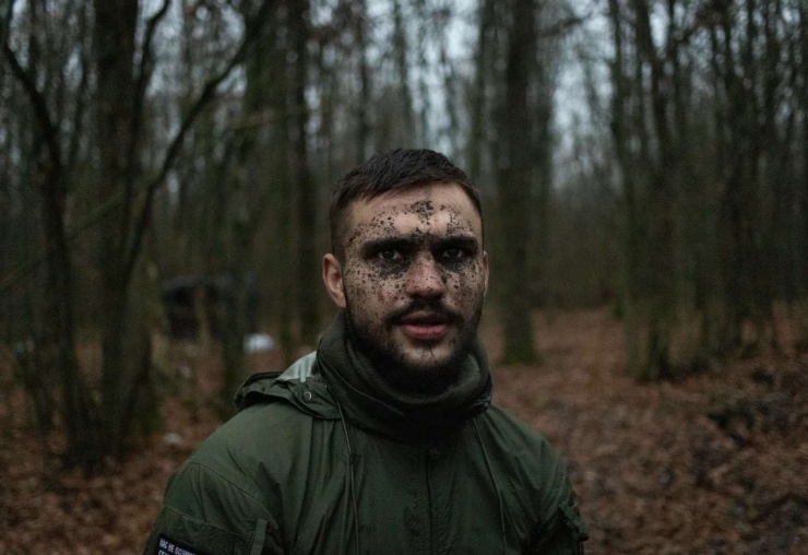 Một lái xe tăng thuộc lực lượng đặc nhiệm Akhmat Spetsnaz của Nga đứng gần biên giới với Ukraine ở vùng Kursk của Nga, ngày 9/11/2025. Ảnh&nbsp;GORAN TOMASEVIC/The Globe and Mail