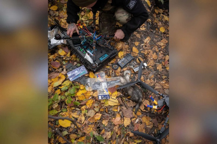 Một binh sĩ thuộc lực lượng đặc nhiệm Akhmat Spetsnaz của Nga chuẩn bị phóng máy bay không người lái trinh sát để chuẩn bị cho cuộc tấn công vào lực lượng Ukraine. Ảnh&nbsp;GORAN TOMASEVIC/The Globe and Mail