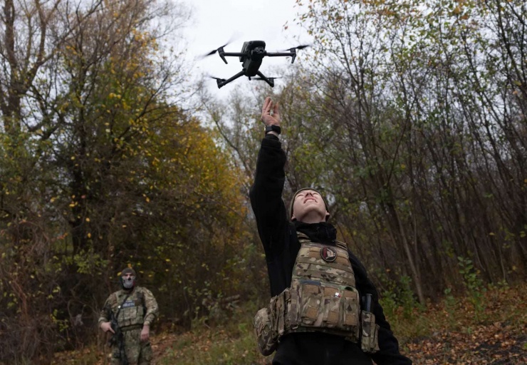 Một binh sĩ thuộc lực lượng đặc nhiệm Akhmat Spetsnaz của Nga phóng máy bay không người lái trinh sát trước cuộc tấn công bằng máy bay không người lái nhằm vào lực lượng Ukraine. Ảnh&nbsp;GORAN TOMASEVIC/The Globe and Mail