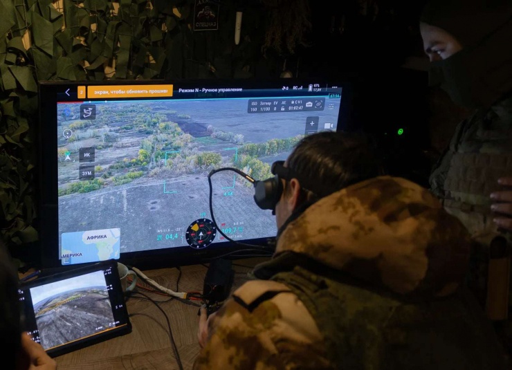 Một binh sĩ thuộc lực lượng đặc nhiệm Akhmat Spetsnaz của Nga thực hiện cuộc tấn công bằng máy bay không người lái nhằm vào lực lượng Ukraine. Hình ảnh được chụp tại vùng Belgorod...Ảnh GORAN TOMASEVIC/The Globe and Mail