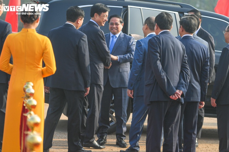 Sáng 19/12, nhân kỷ niệm 79 năm Ngày Toàn quốc kháng chiến (19/12/1946-19/12/2025), 34 tỉnh, thành phố trong cả nước đồng loạt khởi công, khánh thành, thông xe kỹ thuật 234 dự án, công trình với tổng số vốn khoảng 3,4 triệu tỷ đồng chào mừng Đại hội đại biểu toàn quốc lần thứ XIV của Đảng.