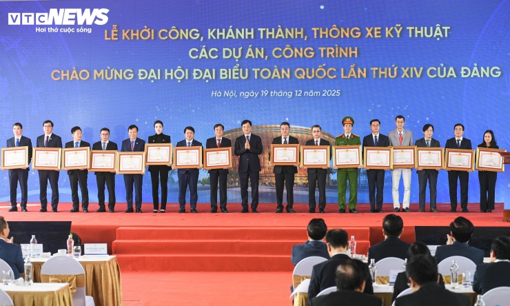 Bí thư Thành ủy Hà Nội Nguyễn Duy Ngọc trao bằng khen của Thủ tướng cho các đơn vị có thành tích nổi bật.