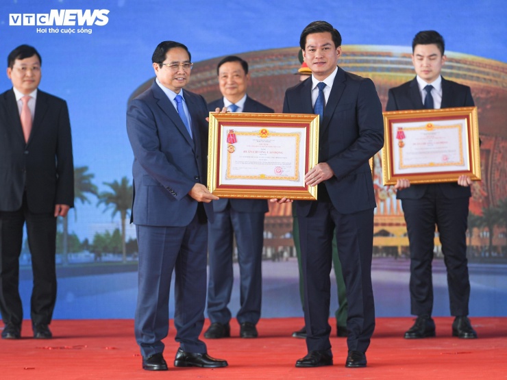 Thủ tướng Phạm Minh Chính trao Huân chương Lao động cho các đơn vị có thành tích nổi bật.