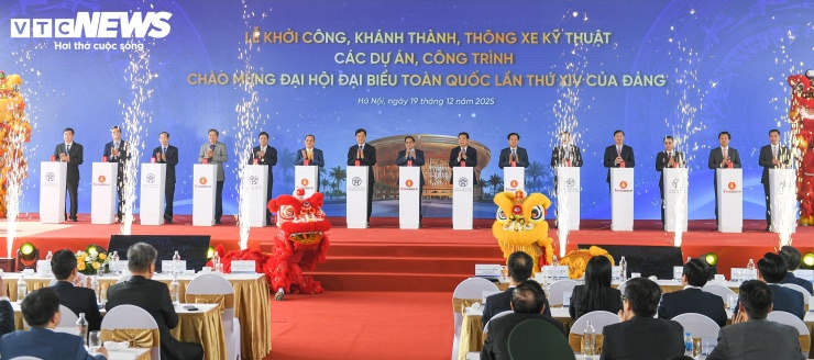 Thủ tướng và các đại biểu bấm nút khởi công, khánh thành, thông xe kỹ thuật các công trình, dự án.