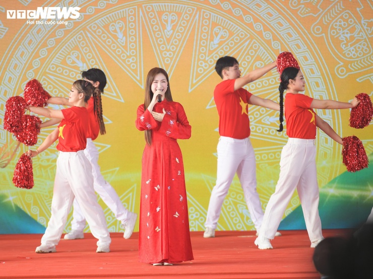 Các tiết mục văn nghệ chào mừng tại điểm cầu trung tâm.