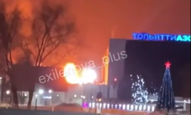Hỏa hoạn bùng phát sau cuộc tấn công dữ dội của Ukraine vào nhiều khu vực ở Nga đêm 18, rạng sáng ngày 19/12. Ảnh Telegram channel/Exilenova