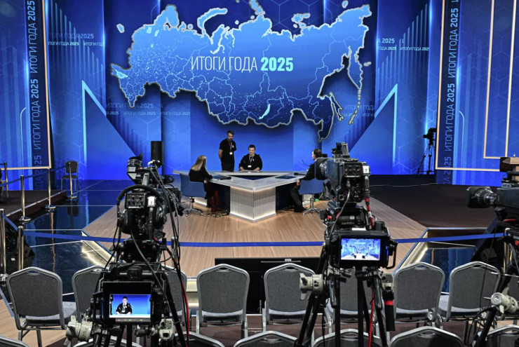 Chuẩn bị địa điểm cho cuộc họp báo và đường dây liên lạc trực tiếp của Tổng thống Nga Vladimir Putin. Ảnh: RN.