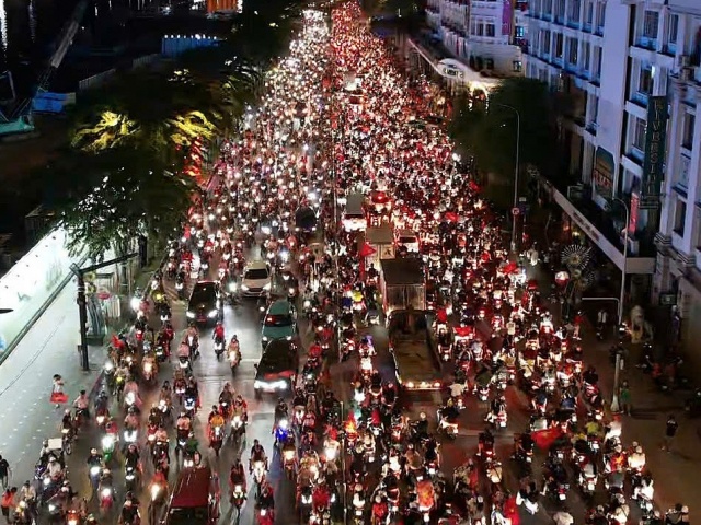 Dòng người tràn xuống đường ăn mừng chiến thắng của Việt Nam