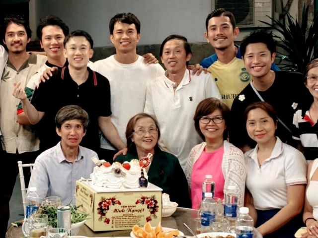Hoài Linh mừng tuổi 56 bên đại gia đình