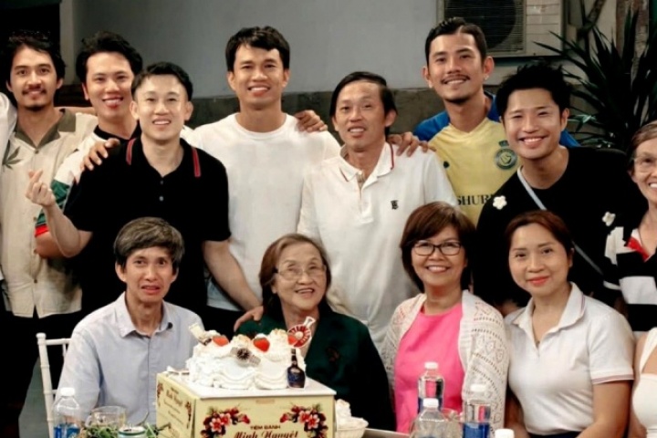Hoài Linh mừng tuổi 56 bên đại gia đình