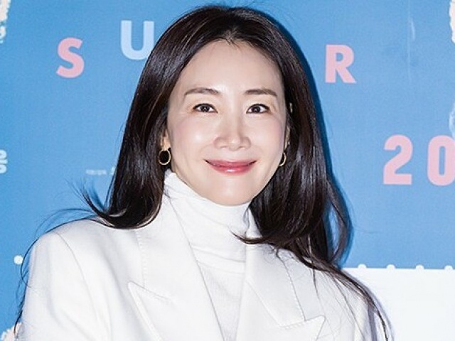 Choi Ji Woo ghi điểm với phong cách thanh lịch ở tuổi 50