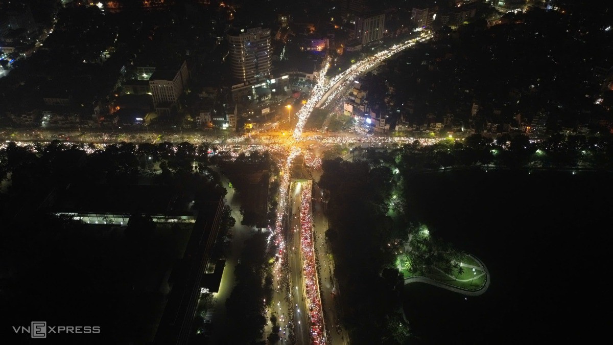 Biển người đổ ra đường mừng Việt Nam thắng Thái Lan - 1