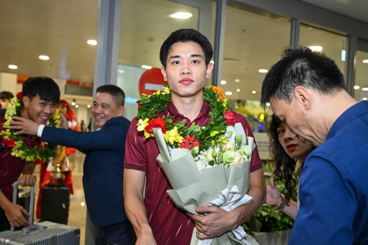 U22 Việt Nam mang HCV SEA Games về nước: Fan đón chào nồng nhiệt - 4