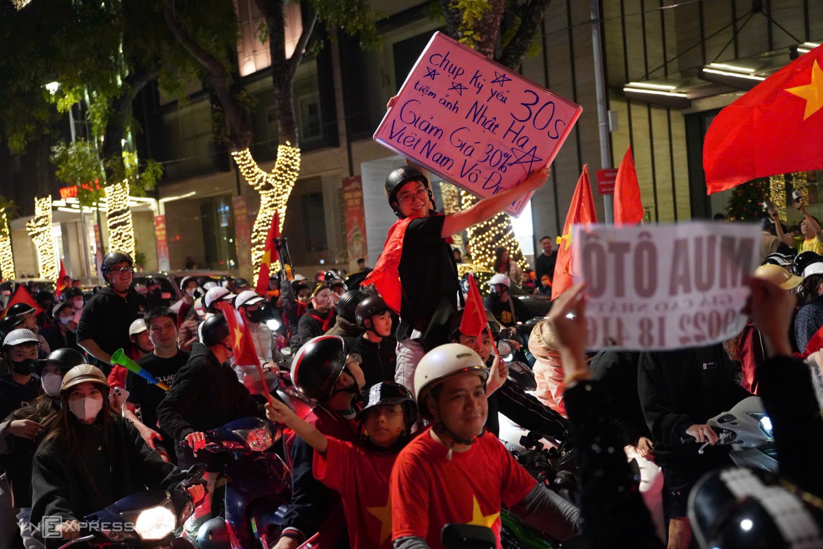 Biển người đổ ra đường mừng Việt Nam thắng Thái Lan - 16