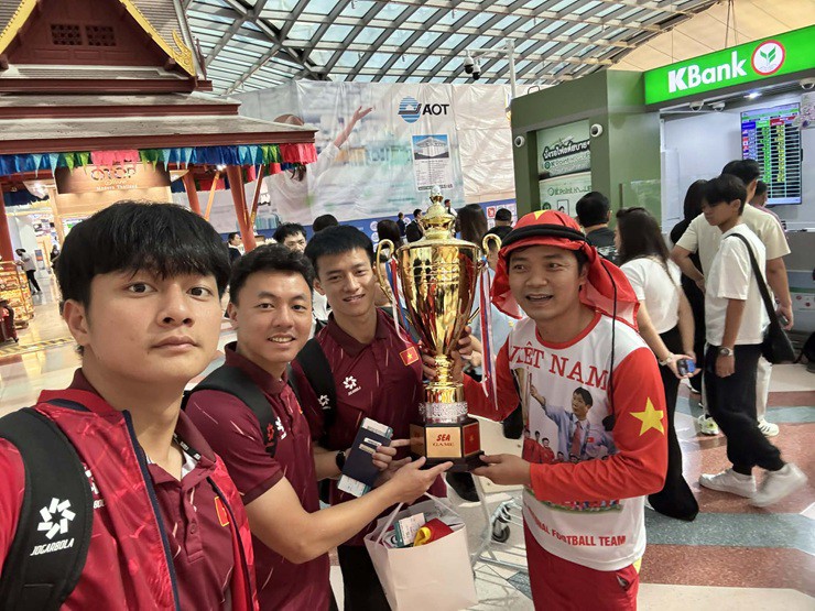 U22 Việt Nam mang HCV SEA Games về nước: Fan đón chào nồng nhiệt - 14
