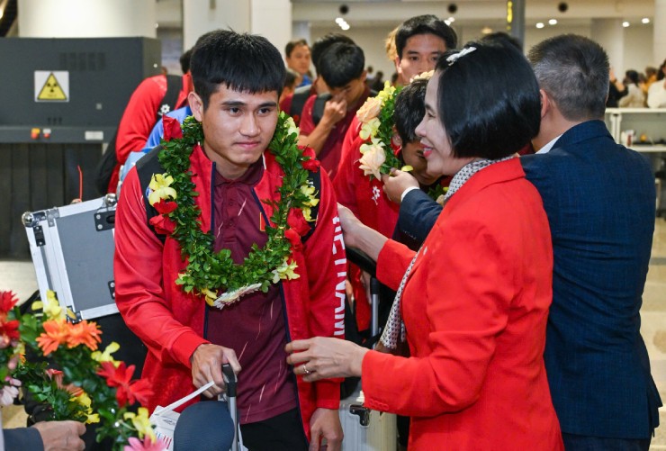 U22 Việt Nam mang HCV SEA Games về nước: Fan đón chào nồng nhiệt - 6