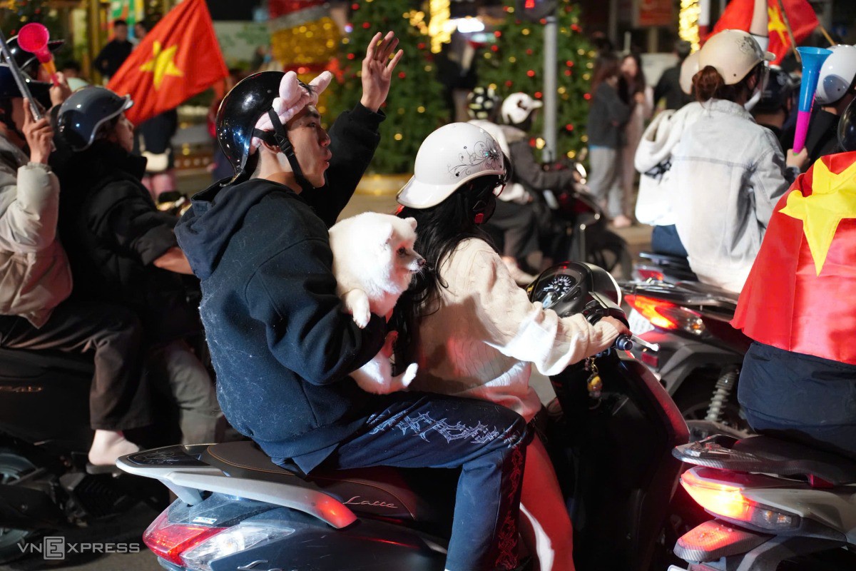 Biển người đổ ra đường mừng Việt Nam thắng Thái Lan - 17