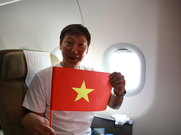 U22 Việt Nam mang HCV SEA Games về nước: Fan đón chào nồng nhiệt - 12