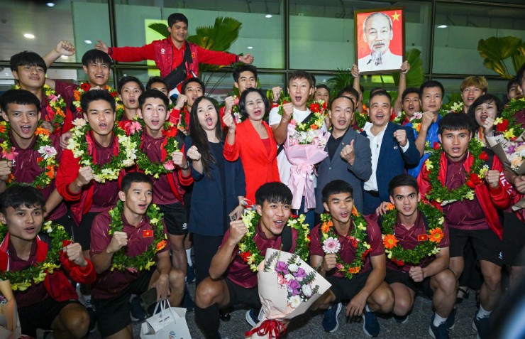 U22 Việt Nam mang HCV SEA Games về nước: Fan đón chào nồng nhiệt - 7