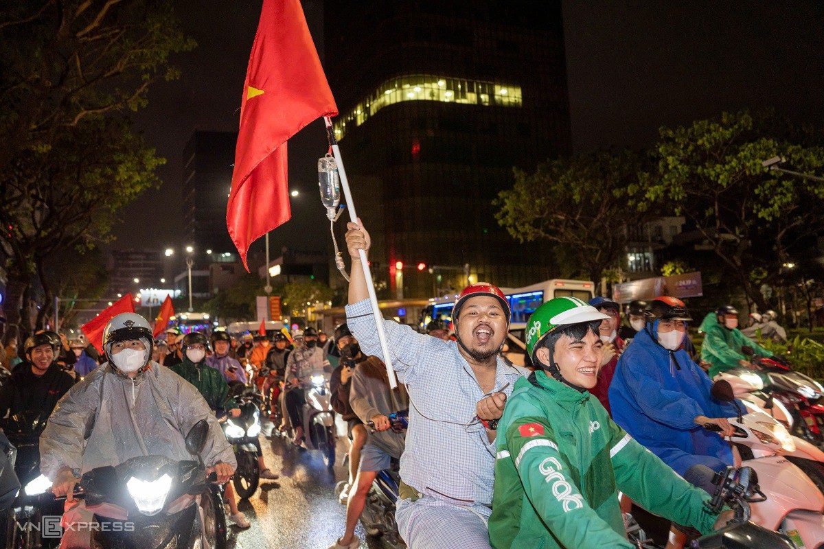 Người bệnh mang theo ống truyền nước xuống phố đi bão. Ảnh: Nguyễn Đông