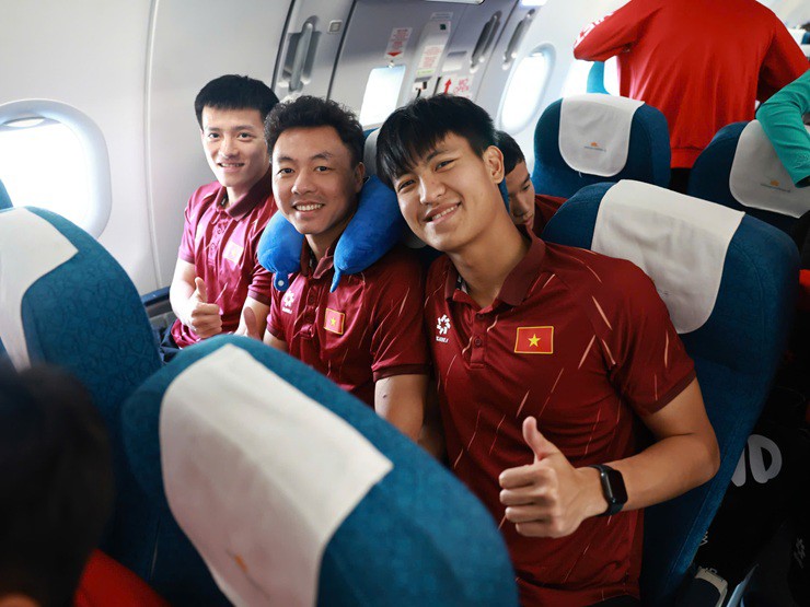 U22 Việt Nam mang HCV SEA Games về nước: Fan đón chào nồng nhiệt - 10