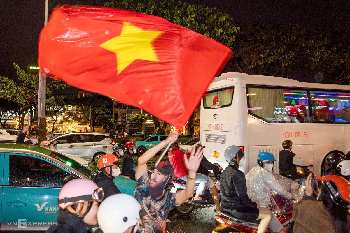 Một người hâm mộ mặc đội mặt nạ hình danh thủ Messi vẫy cờ khuấy động người dân. Ảnh: Nguyễn Đông