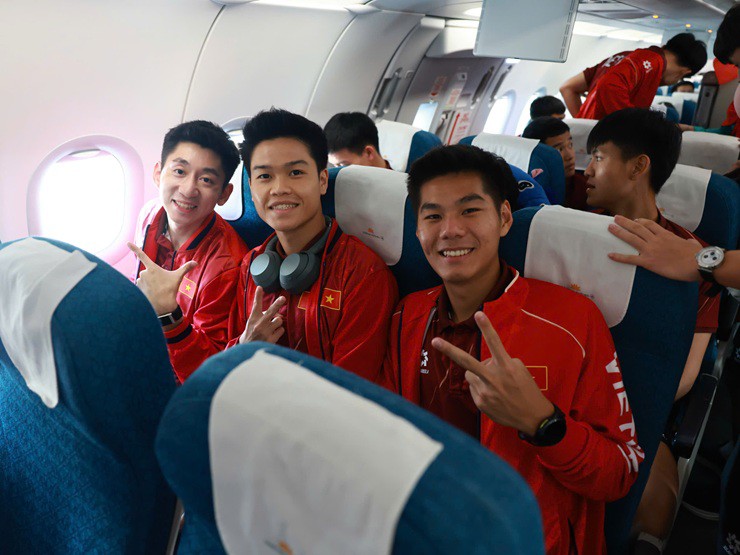 U22 Việt Nam mang HCV SEA Games về nước: Fan đón chào nồng nhiệt - 11