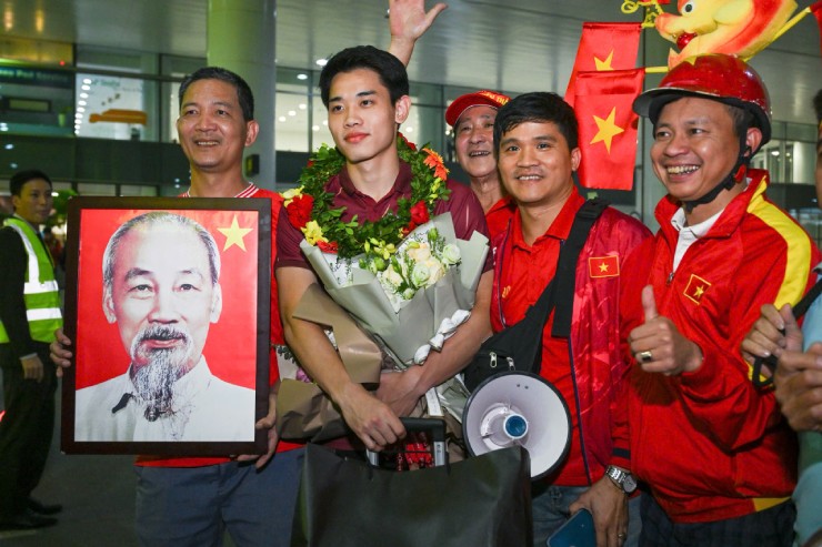 U22 Việt Nam mang HCV SEA Games về nước: Fan đón chào nồng nhiệt - 5