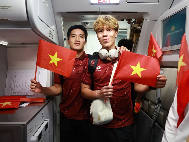 U22 Việt Nam mang HCV SEA Games về nước: Fan đón chào nồng nhiệt - 8