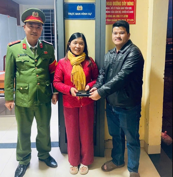 Ngay khi trận chung kết bóng đá Việt Nam - Thái Lan diễn ra, anh Trần Quốc Nam trả lại chiếc ví cho chủ nhân đánh rơi. Ảnh: Công an phường Quảng Trị