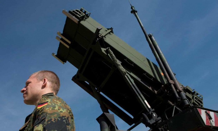 Nhiều vũ khí do Mỹ và châu Âu sản xuất đã và đang tiếp tục được các đồng minh hỗ trợ cho Ukraine. Ảnh: DW