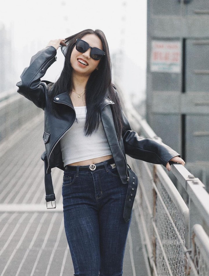 Trên mạng xã hội, nữ cầu thủ thường xuyên chia sẻ những bộ trang phục đời thường mang hơi hướng thể thao pha street style, khi là áo croptop, quần jeans ôm tôn dáng, lúc lại là váy ôm tối giản khoe đường cong khỏe khoắn.