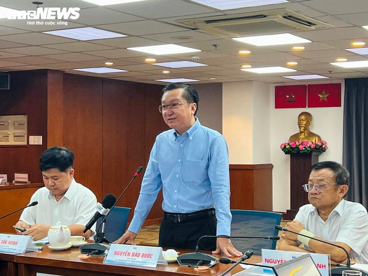 Ông Nguyễn Bảo Quốc, Phó Giám đốc Sở GD&ĐT TP.HCM thông tin tại buổi họp báo chiều 18/12.